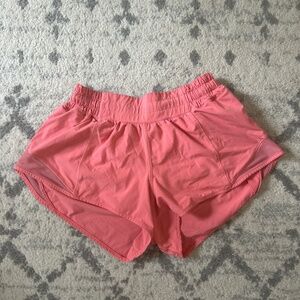 Lululemon low rise 2.5 size 4 hotty hot shorts in raspberry cream